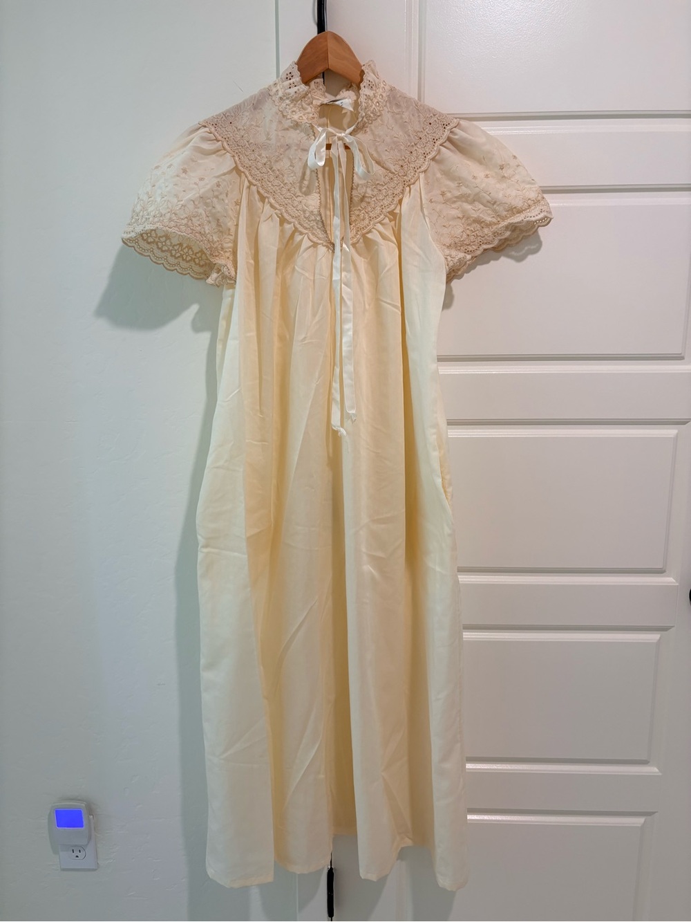 Donna Richards for Gilligan & O'Malley Vintage 70s 80s Romantic Lace Nightgown